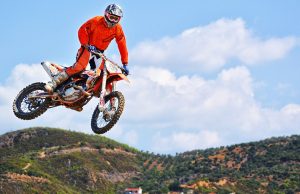 motocross rider 2085998_960_720 300x194
