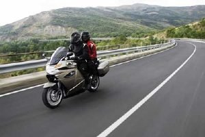upd_viaggiare in moto come prevenire mal di schiena colpi d aria e disidratazione 300x200