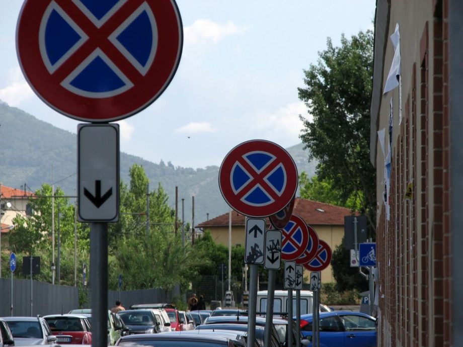 Divieto di sosta e fermata: differenze e sanzioni – ConTe.it